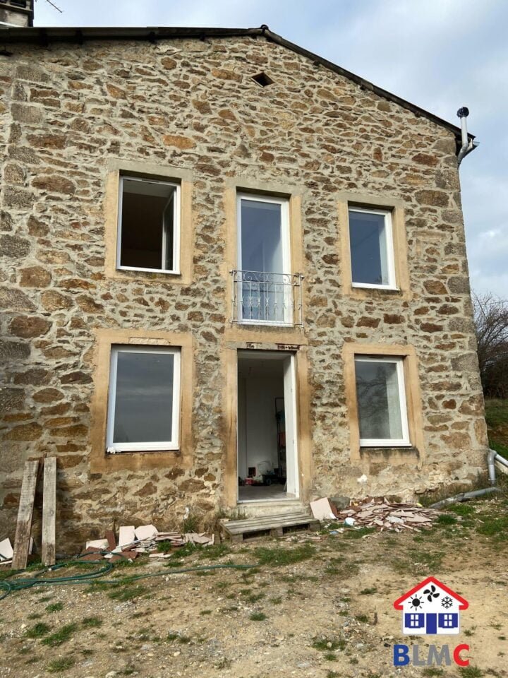 pose de volet roulant à Échalas sur maison en pierre avant