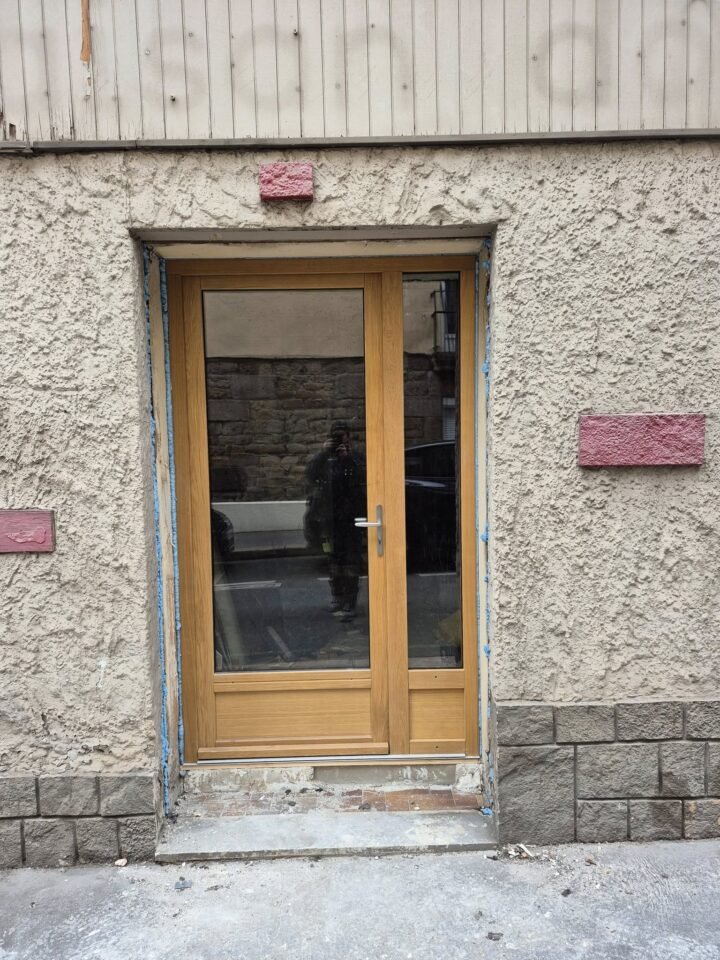 https://blmc.pro/realisation/changement-dune-porte-dentree-en-bois-saint-etienne-42000/ après