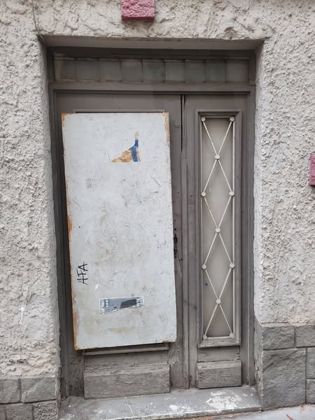 https://blmc.pro/realisation/changement-dune-porte-dentree-en-bois-saint-etienne-42000/ avant