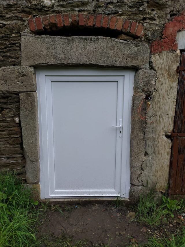 Pose de portes de service Longes 69420
