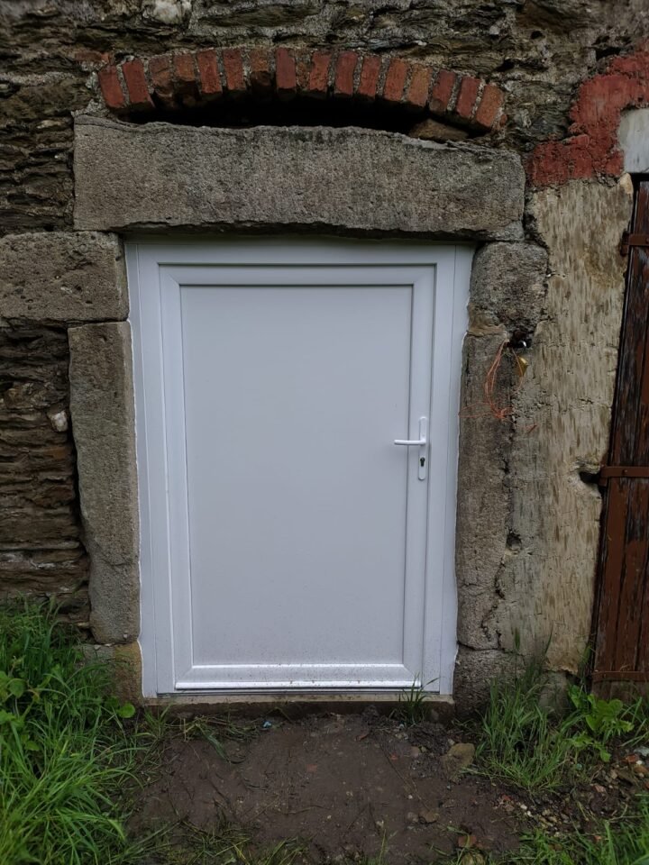 https://blmc.pro/realisation/pose-portes-de-service-longes-69420/ après